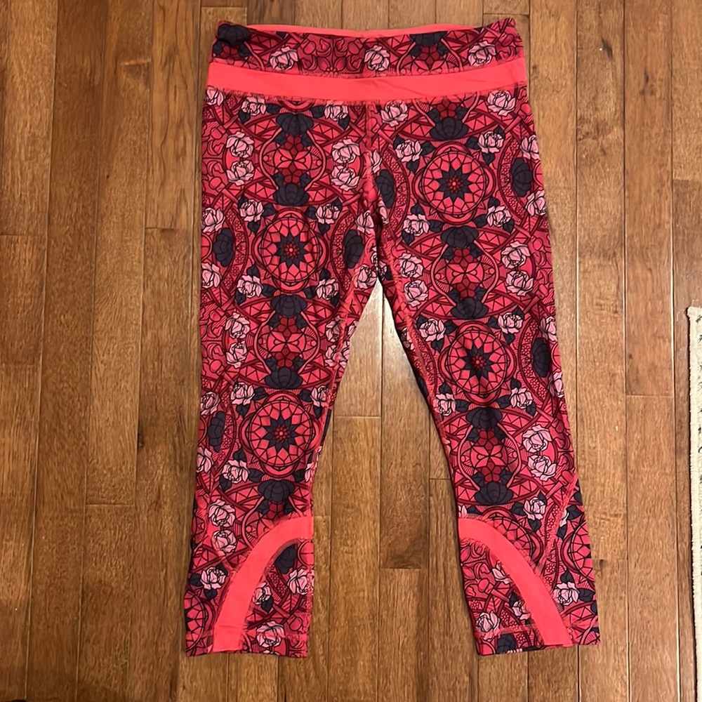 LULULEMON CROPPED LEGGINGS SIZE 8 PINK PATTERN